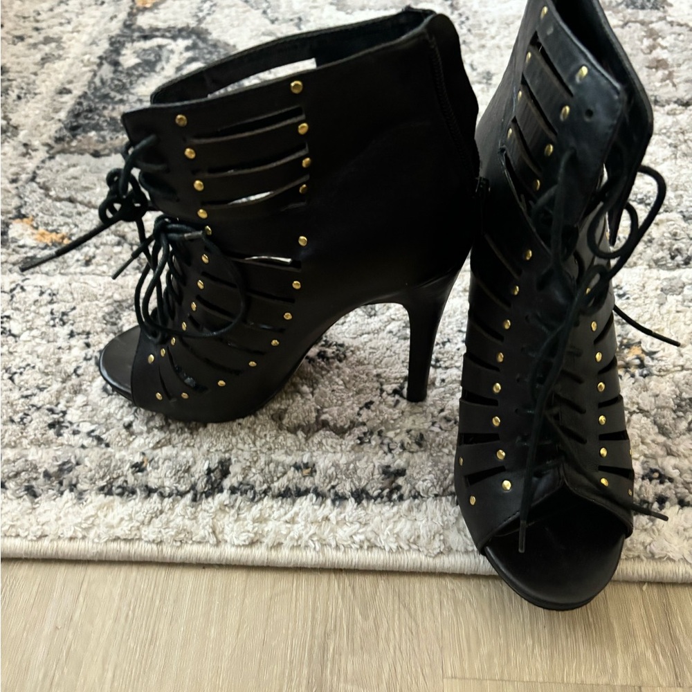Open toe lace up leather sandal’s.